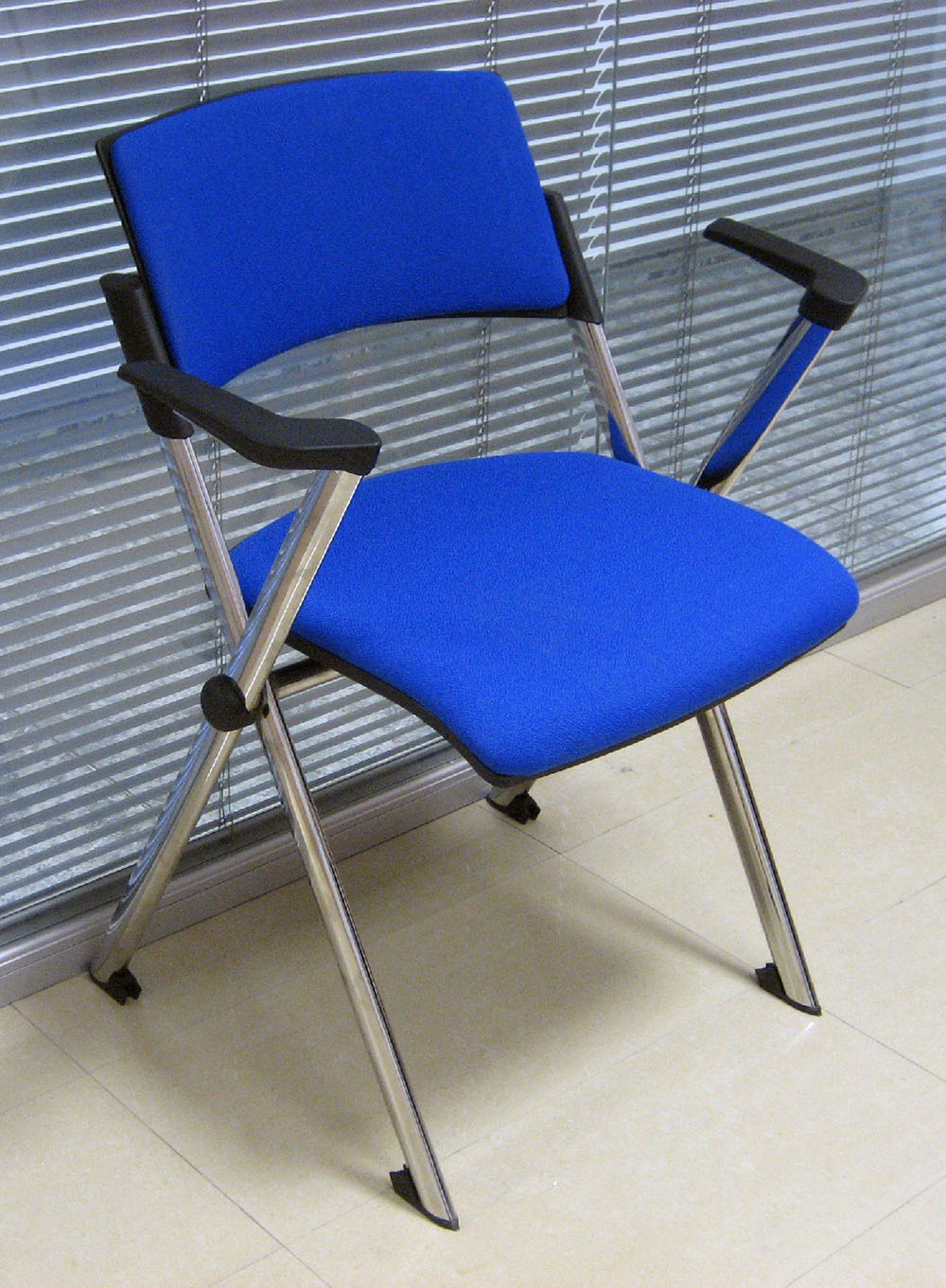Folding chair upholstered